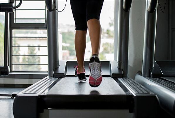 Auf einem Laufband laufen
