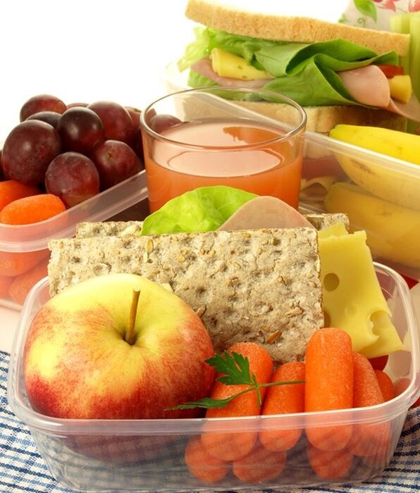 Rohes Gemüse und Obst können als Zwischenmahlzeit verwendet werden, wenn die Diät gemäß „Tabelle 3 befolgt wird. 