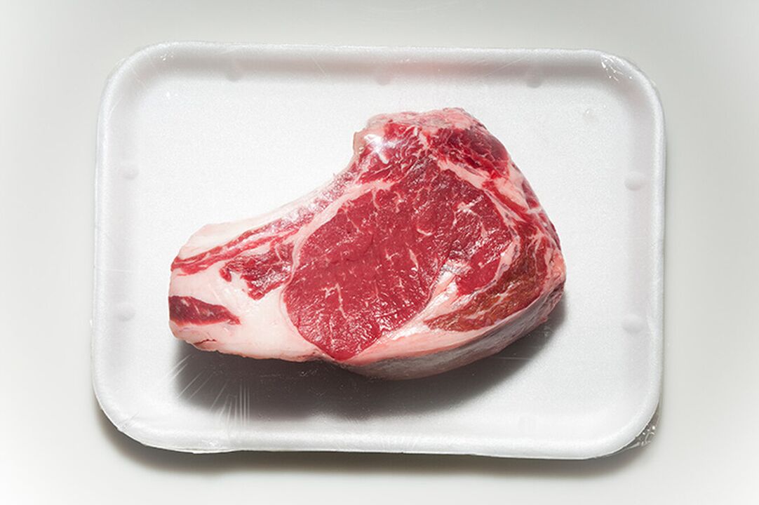 Viele Lebensmittel, wie zum Beispiel rotes Fleisch, sind bei der Gicht-Diät vom Speiseplan ausgeschlossen. 