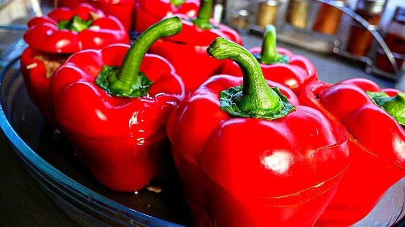Sie können den zweiten Tag der „6-Blütenblätter-Diät mit mit Gemüse gefüllten roten Paprika abwechslungsreich gestalten